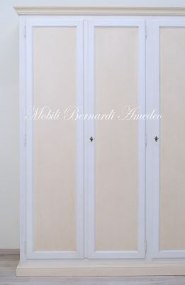 Armadio per camera da letto in stile classico con finitura colorata bianco e crema